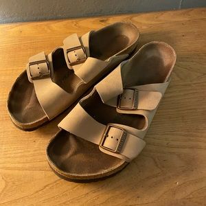 Birkenstock Arizona Mens slip on sandals Sz 9 EU42 Tan Leather Straps.